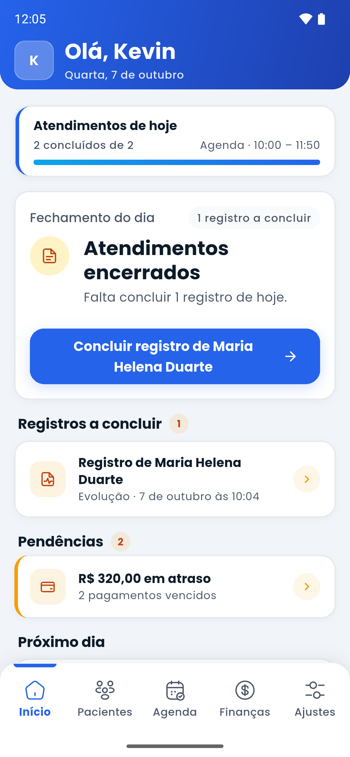 Home do Kineti no fechamento do dia: atendimentos concluídos, um registro de evolução a concluir e pagamentos em atraso, com dados fictícios